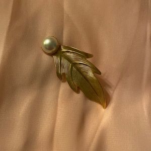 Pearl and Leaf Broach Pin 🍃